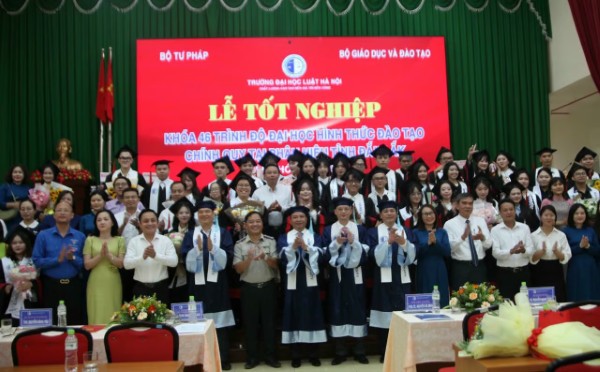 Đại học Luật Hà Nội trao 133 bằng cử nhân chính quy cho sinh viên khóa 46 tại Đắk Lắk